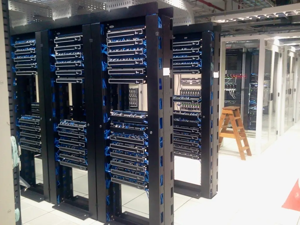 Baies de serveurs dans une salle informatique