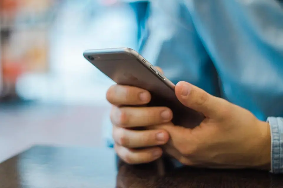 Smartphone tenu en main