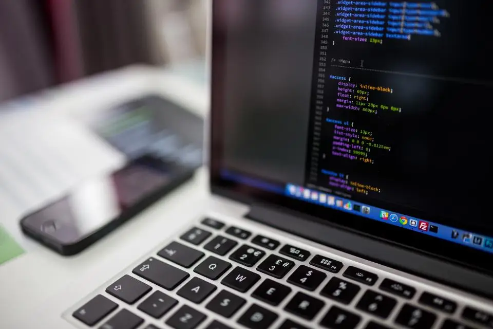 Ordinateur portable affichant du code