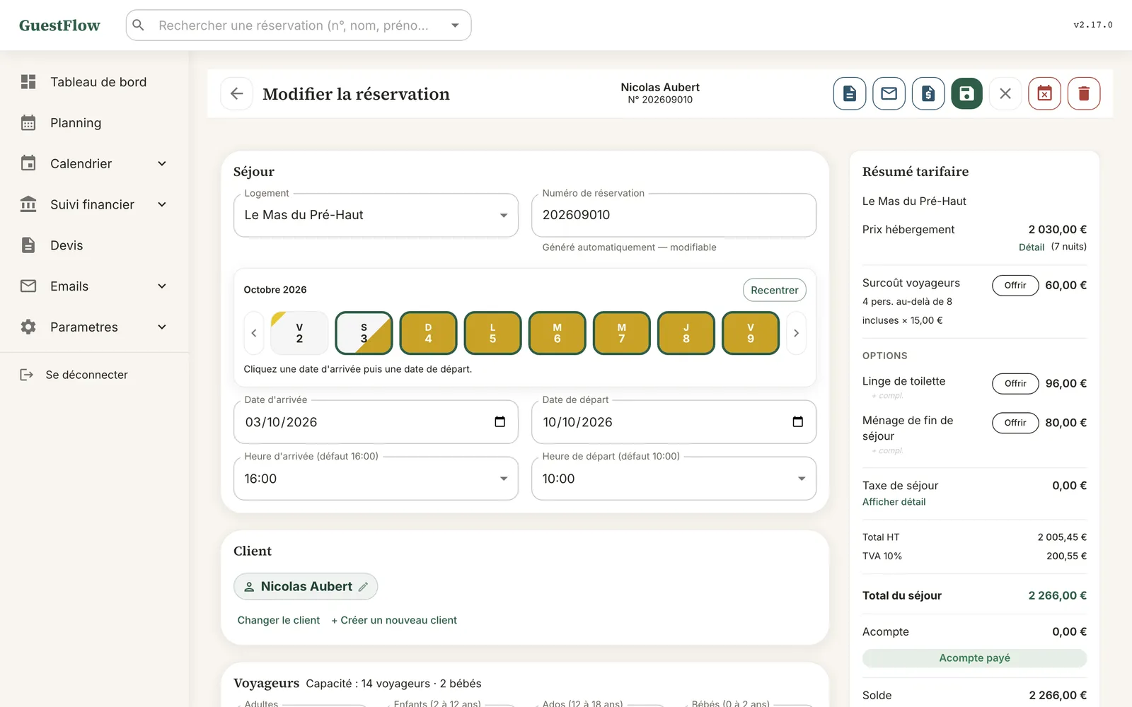 Une réservation : dates, client, options et résumé tarifaire calculé, acompte et solde