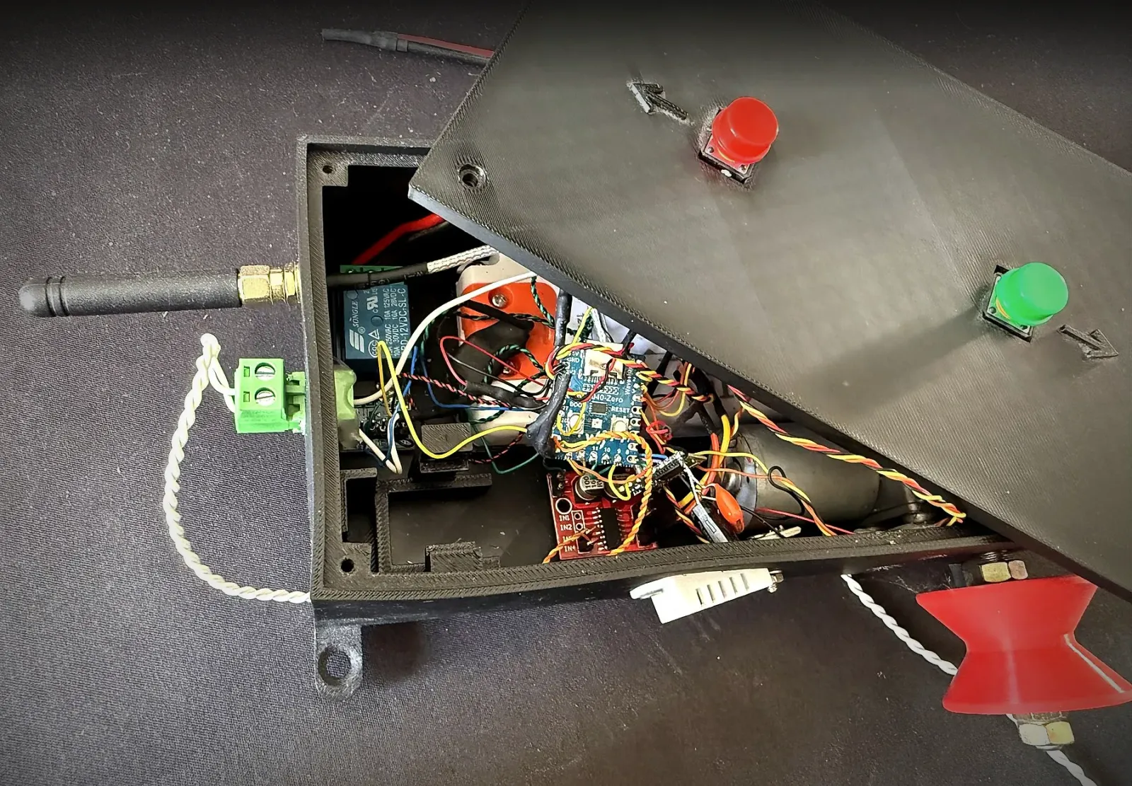 Un nœud LoRa ouvert : microcontrôleur RP2040, radio 868 MHz, pilote moteur et boîtier imprimé en 3D